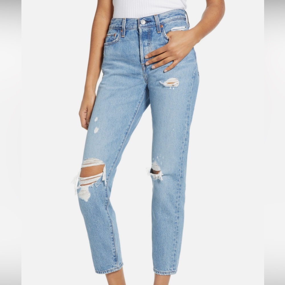 Levi Wedgie Straight Distressed Jeans w/ Button Fly size 28